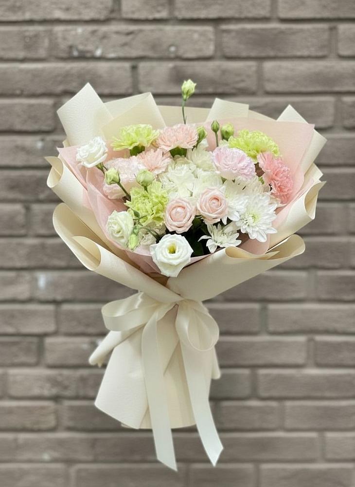 Букет цветов из: Гвоздики, Розы, Лизиантусы и Хризантемы в Шиморское