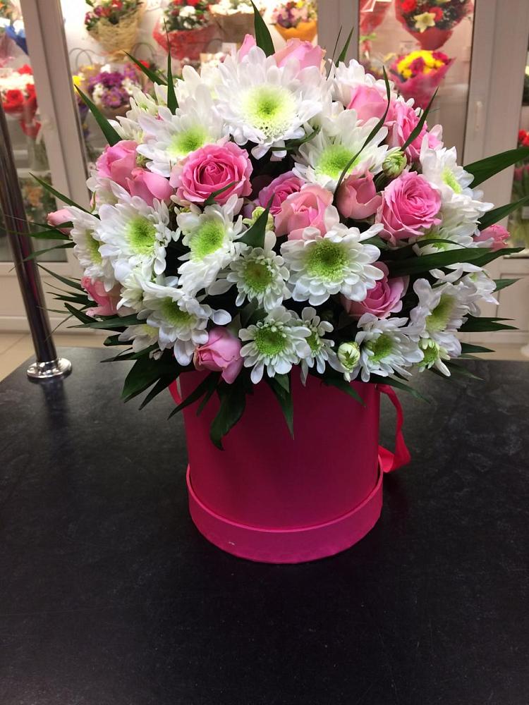 Цветочная композиция из Розы и Хризантемы в шляпной коробке в Шиморское